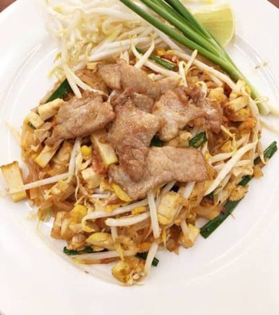 ผัดไทย หมูทอด