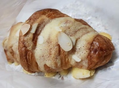 ALMOND CROISSANT