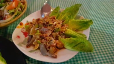 รสชาติ แซ่บจี๊ดดด กุ้งตัวใหญ่ดูสดใหม่ คลุกกับข้าวคั่วมีกลิ่นหอม กินพร้อมมะนาว