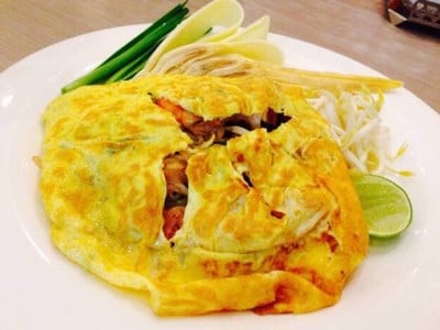 ผัดไทยห่อไข่