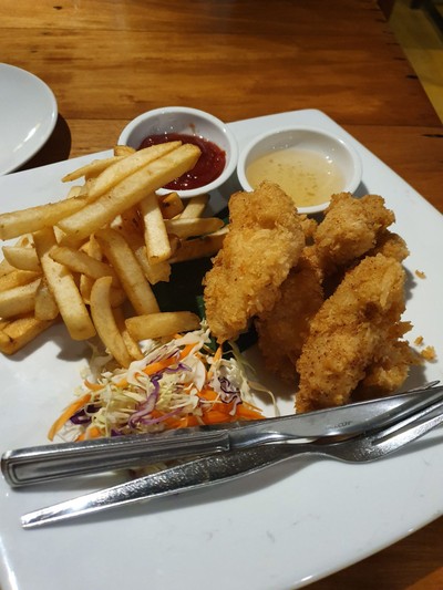 ไก่ทอดและเฟรนฟรายด์