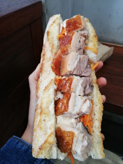 ขนมปัง Baguette กรอบนอกนุ่มใน ไส้เป็นสลัดผักสไตล์เวียดนาม ทานแล้วไม่เลี่ยนเลย