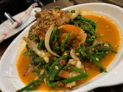 ยำผักกูดกุ้งสด