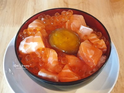 ข้าวหน้าปลาแซลมอนและไข่ปลา