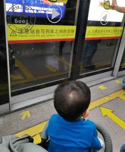 รอรถไฟไป Zoo!