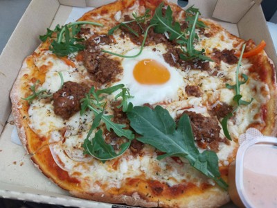 พิซซ่าซอสเนื้อไข่