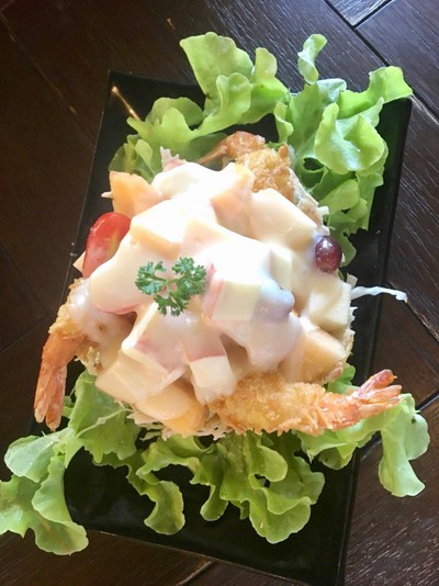 สลัดกุ้งทอด