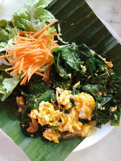 ใบเหมียงผัดไข่ หอมๆ ใส่กุ้งเสียบกรอบๆ