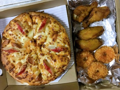 พิซซ่าหน้าปูอัดไส้กรอก