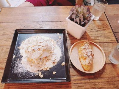 Dacquoise Almond Cream Cheese(ซ้าย), ครัวซองอัลมอนด์(ขวา)