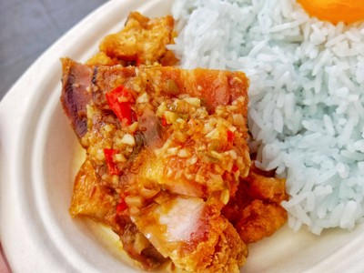 ข้าวหมูกรอบคั่วพริกกระเทียม+ไข่ดองน้ำปลา