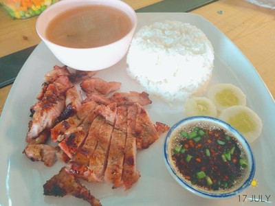 รสชาติดีมาก หมูนุ่ม มีกลิ่นหมักด้วยเครื่องเทศหอมๆ เสิร์ฟมาพร้อมแตงกวา และมีน้ำซุ