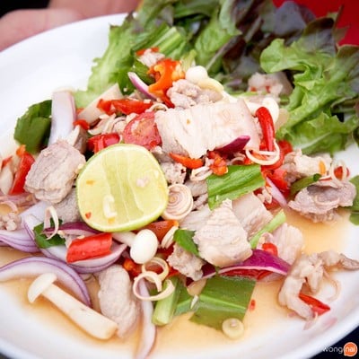 อีกรสยำที่ไม่เหมือนใครและไม่มีใครเหมือน “ยำสามชั้น” (80 บาท) สายหมูห้ามพลาด