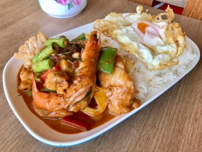 ข้าวพริกแกงทะเล+ไข่ดาว. (ราคา 70 บาท)