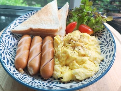วิธีทำ อาหารเช้าไข่คนไส้กรอกขนมปัง