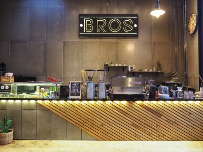 Bros Cafe Bowin, Sriracha