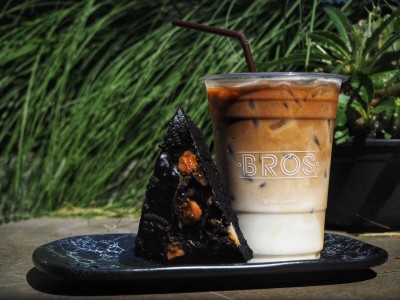 Bros Cafe Bowin, Sriracha