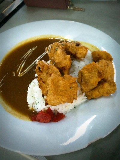 ข้าวหน้าแกงกะหรี่ไก่ทอดคาราอาเกะ