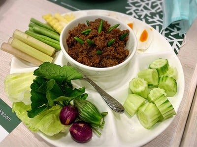 น้ำพริกมะขาม พร้อมผักสด (ตามฤดูกาล)