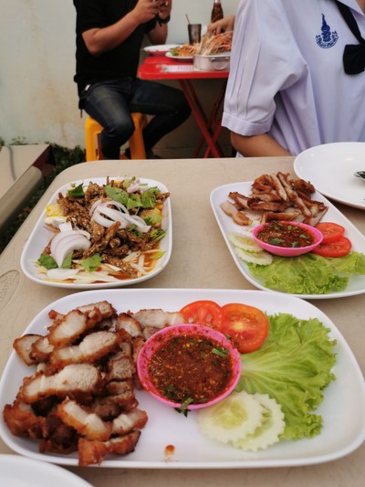 อาหาร หรือ เครื่องดื่ม