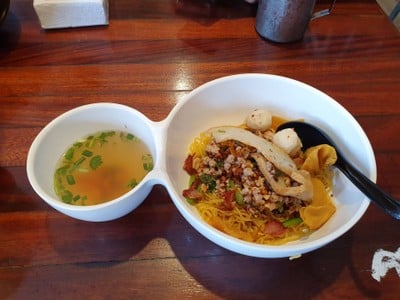 บะหมี่เกี๊ยวแห้งต้มยำ