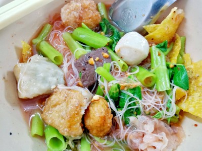 เส้นหมี่เย็นตาโฟต้มยำลูกชิ้นแคะ