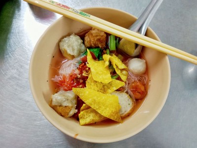 เส้นหมี่เย็นตาโฟต้มยำลูกชิ้นแคะ