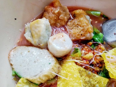 เส้นหมี่เย็นตาโฟต้มยำลูกชิ้นแคะ