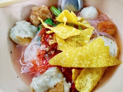 เส้นหมี่เย็นตาโฟต้มยำลูกชิ้นแคะ