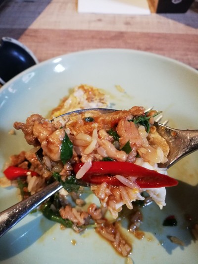 ข้าวผัดกะเพราไก่+ไข่ดาว ($AUD 16 = 360 บาท)