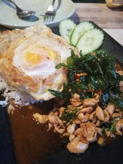ข้าวผัดกะเพราไก่+ไข่ดาว ($AUD 16 = 360 บาท)