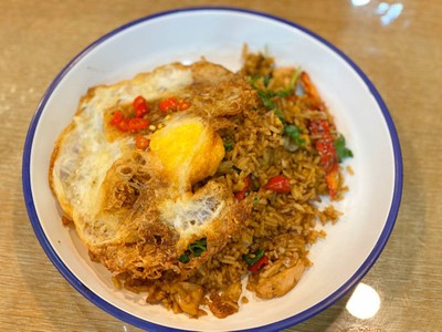 ข้าวกระเพราไก่คลุกข้าว ไข่ดาว