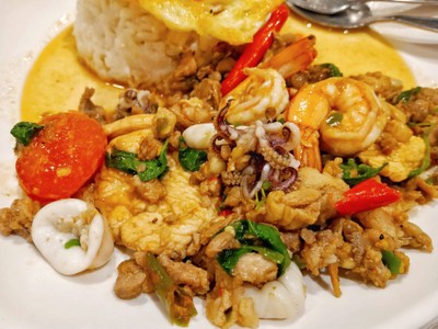 ข้าวกะเพราฮ่องเต้ + ไข่ดาว
