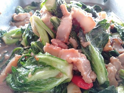 คะน้าหมูกรอบ