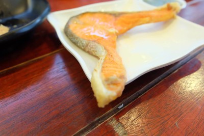 ปลาแซลม่อนทอดน้ำปลา