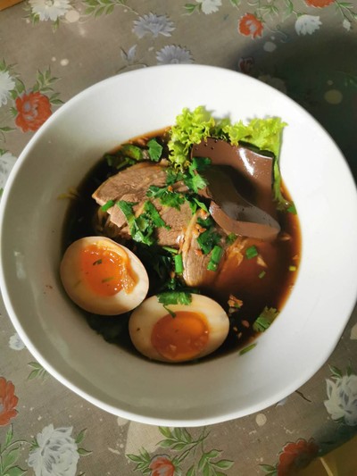 ก๋วยเตี๋ยวเป็ดพะโล้ ไข่หมักซอส