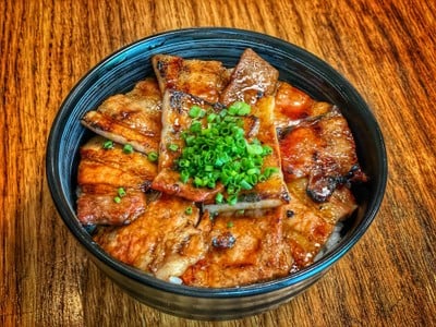 เมนูของร้าน โอฮาชิ ข้าวหน้าหมูย่างถ่าน อารีย์