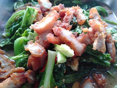 ผัดคะน้าหมูกรอบ