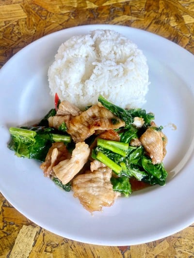 คะน้าหมูทอด