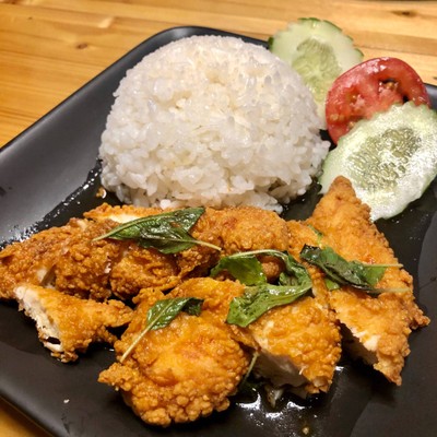 ข้าวไก่ทอดซอสกระเพรา