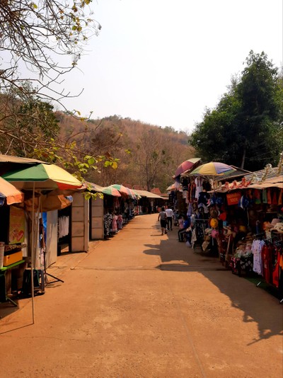 ตลาดหน้าทางเข้าถ้า