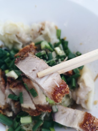 บะหมี่หมูกรอบ