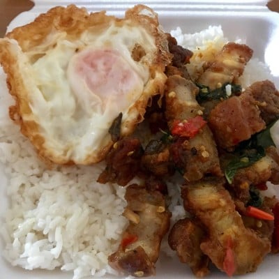 พริกแกงใต้หมูกรอบ