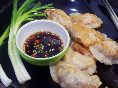 เกี๊ยวซ่าไส้หมูทอดน้ำ