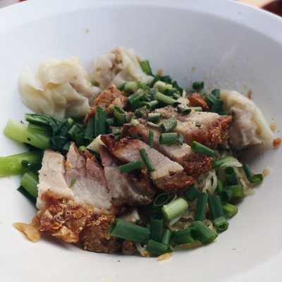 บะหมี่หมูกรอบ