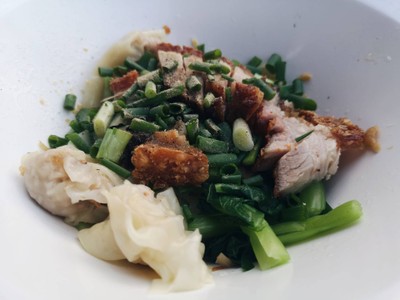 บะหมี่หมูกรอบ