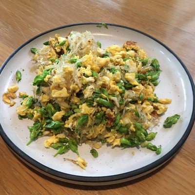 วุ้นเส้นดอกขจรผัดไข่