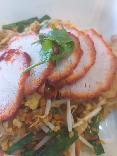 ผัดไทยหมูแดง