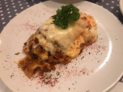 ลาซานญ่าเนื้อ สำหรับรสชาติ เราให้ผ่าน แต่ชีสเยอะมาก เยอะจนเกินไป แต่รสชาติได้