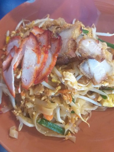 ผัดไทยหมูแดงหมูกรอบ